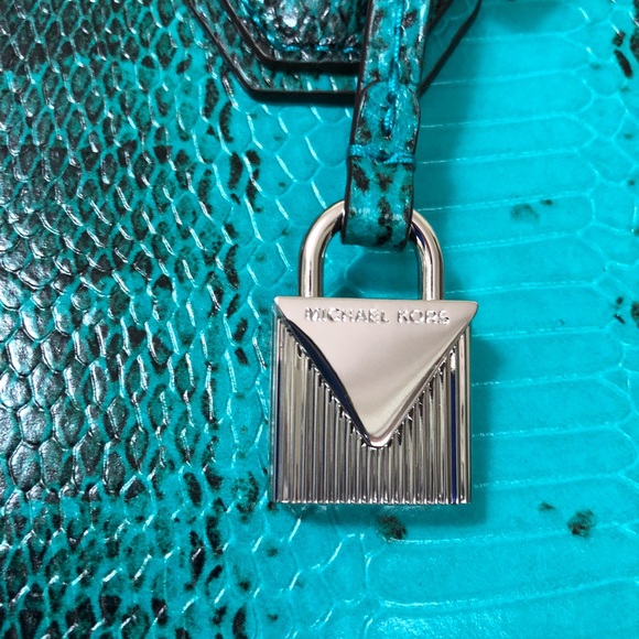 MICHAEL KORS Mercer Embossed Med Messenger - Picture 4 of 7